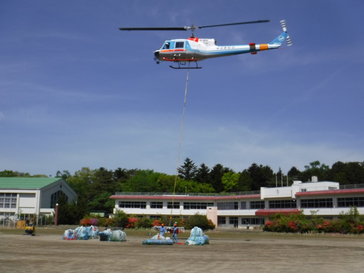 山の上の設備まで道路が無い場合は、ヘリコプターを使って資材輸送を行うことがありま す。